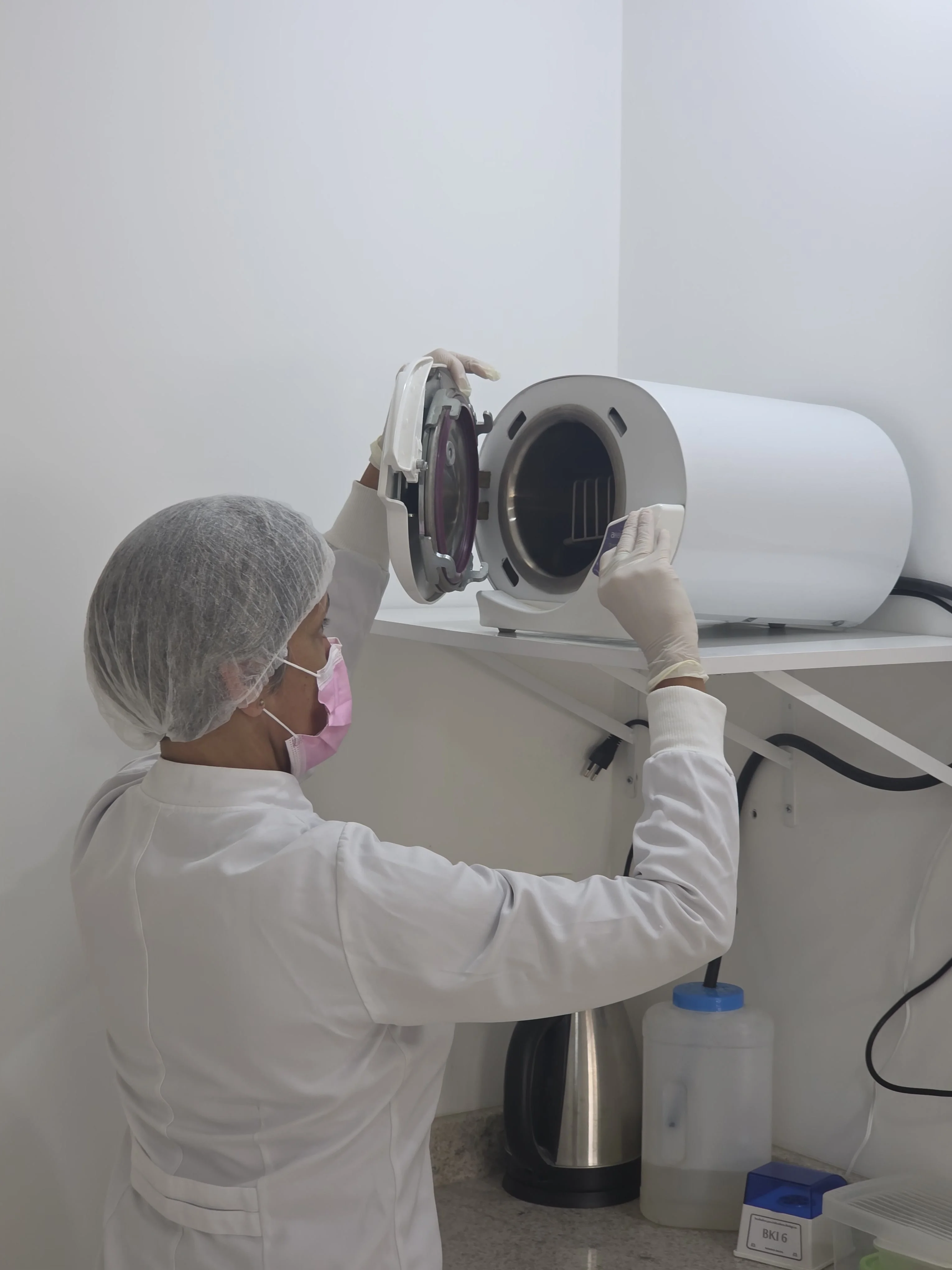Esterilização de instrumentos em autoclave
