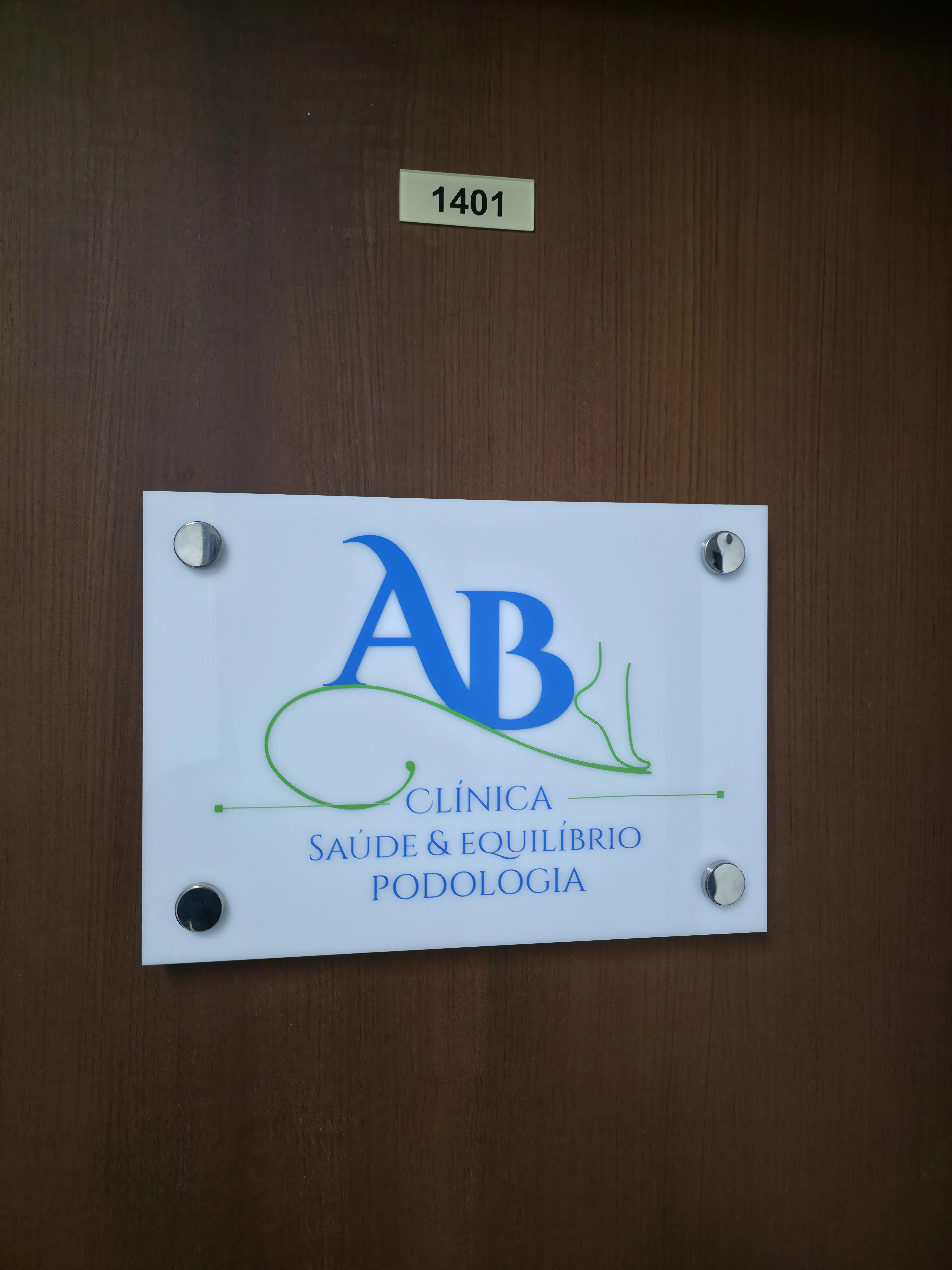Placa da Clínica Saúde & Equilíbrio na porta da sala 1401